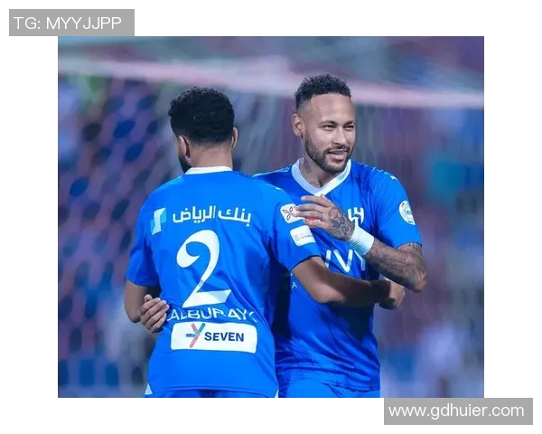 现年43岁的足球明星重返赛场引发热议球迷期待他的精彩表现