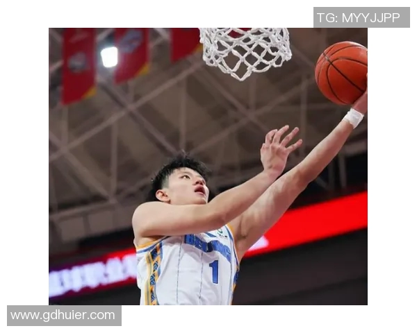 曾凡博：从篮球新星到职业生涯的崭新篇章，未来可期的无限可能